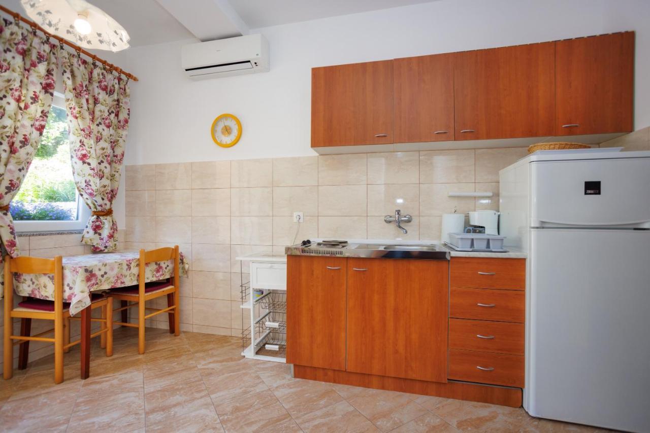 Apartment Studio Close To Sea Krk Town Bagian luar foto