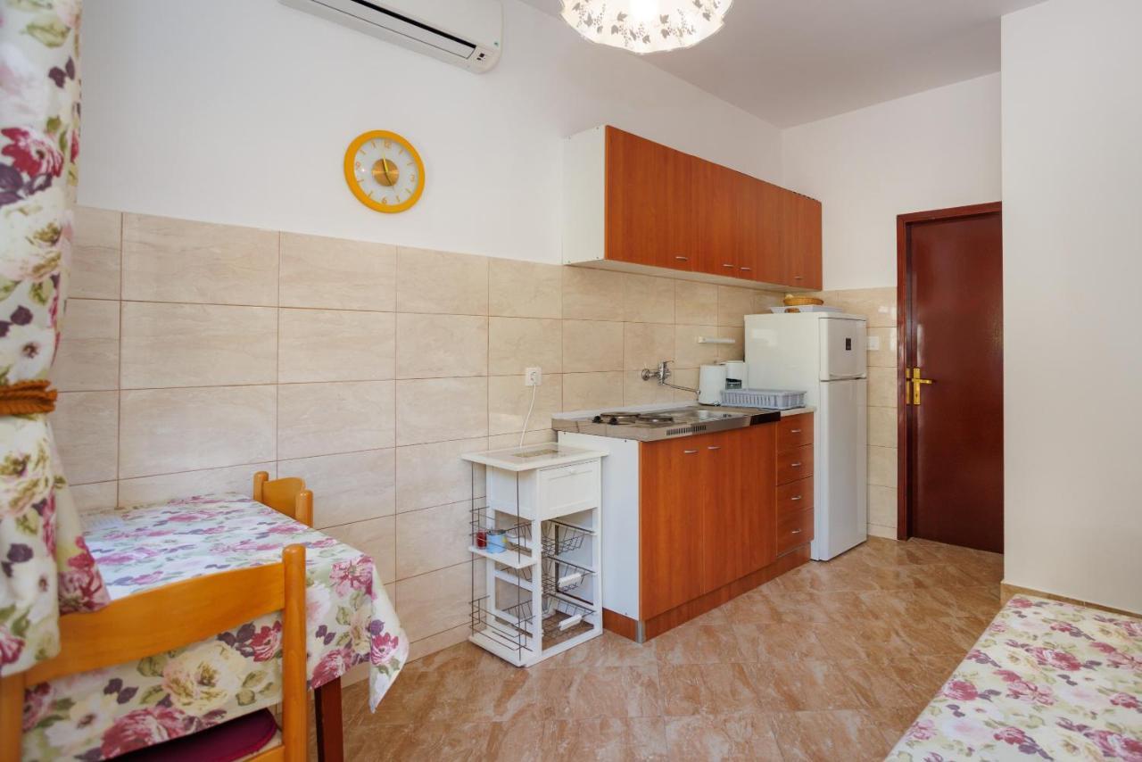 Apartment Studio Close To Sea Krk Town Bagian luar foto