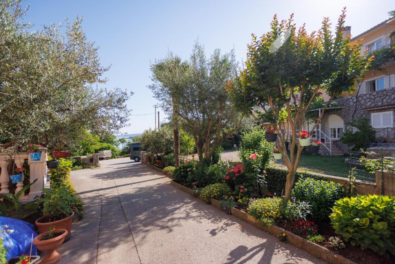 Apartment Studio Close To Sea Krk Town Bagian luar foto